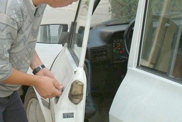 Maşină SPARTĂ pe timpul nopţii, la Constanţa! Hoţul, prins pe Lăpuşneanu